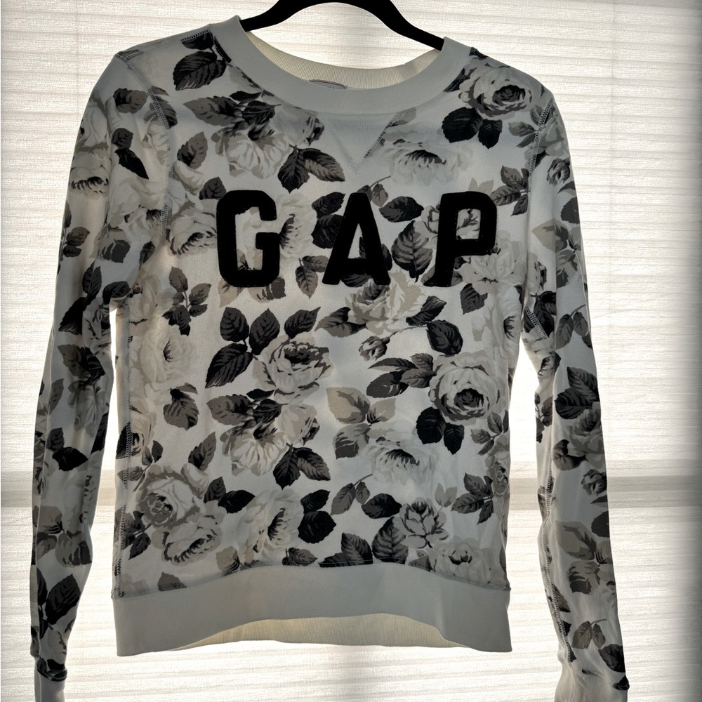 Signature GAP Women’s Sweatshirt - Small